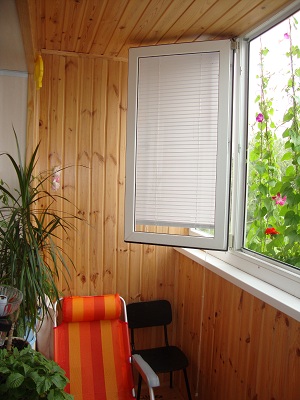 Вид на стену с шезлонгом.