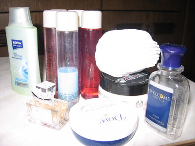 это все гели-шампуни-духи-белоее что-то это пемза с щеточкой