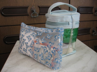 с бабочками - косметичка для лекарств - туда же обычно кладу дезодарант шариковый + диски ватные + палочки для ухаф